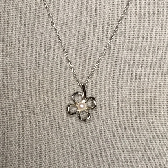 TASAKI Open Four Leaf Clover Necklace with Akoya Pearl in Sterling Silver (16") - Picture 3 of 5